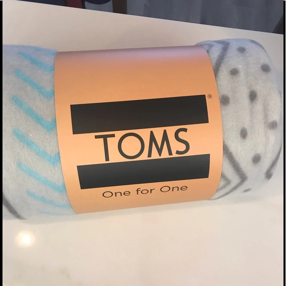 TOMS POLAR FLEECE BLANKET NEW